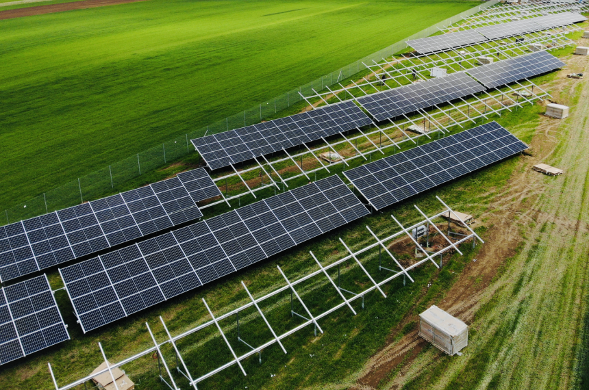 imagen de placas solares en terreno