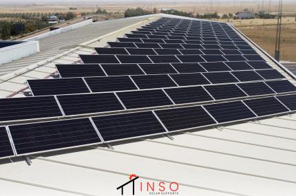 INSTALACIÓN DE ESTRUCTURA SOLAR INCLINADA 10º EN CUBIERTA DE CASTUERA