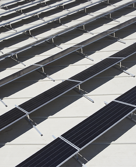 placas solares en al cubierta de una casa